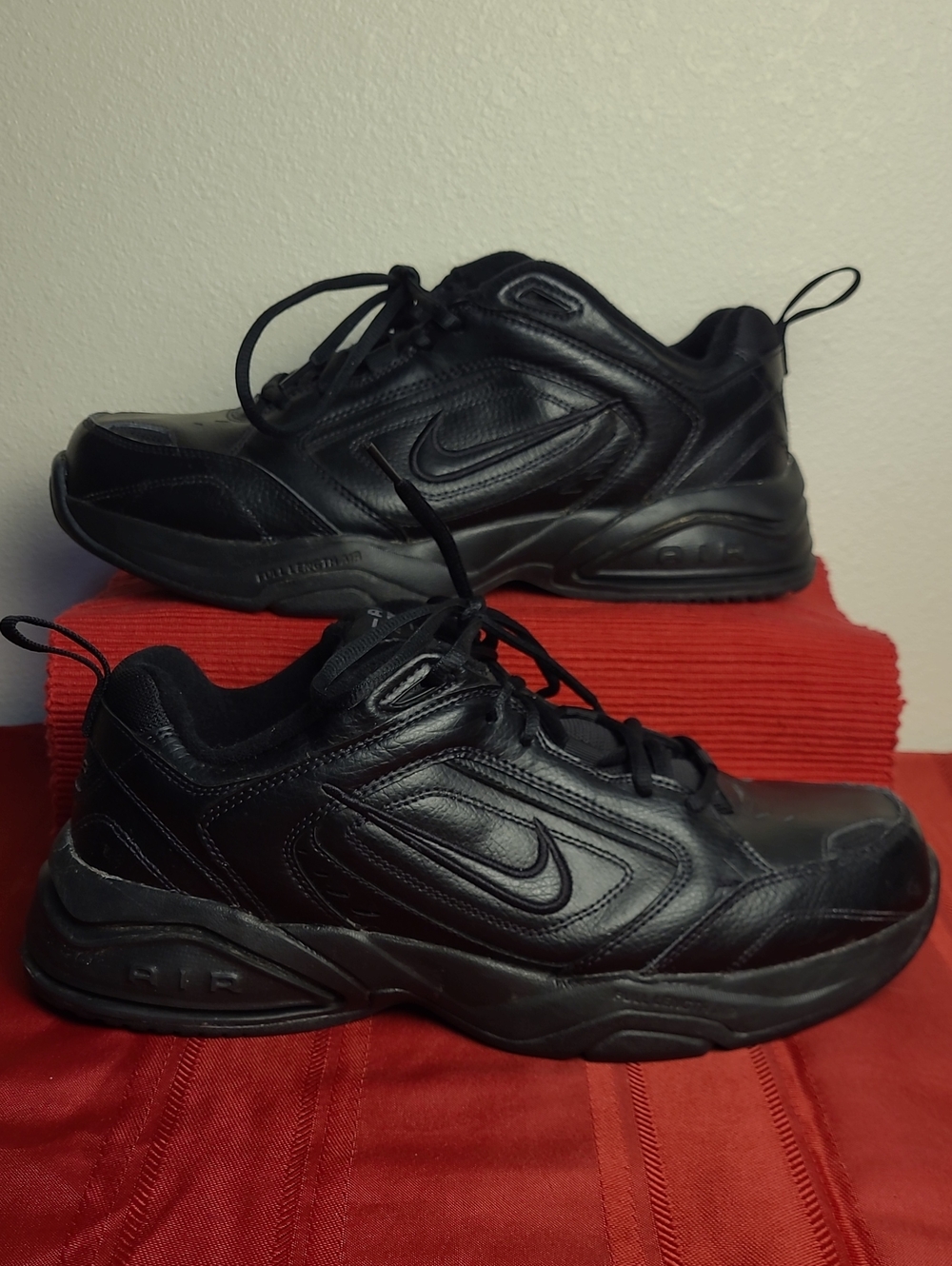 Nike Air Monarch IV Training Men Triple Black Leather Low-Top Sneakers Size 11.5